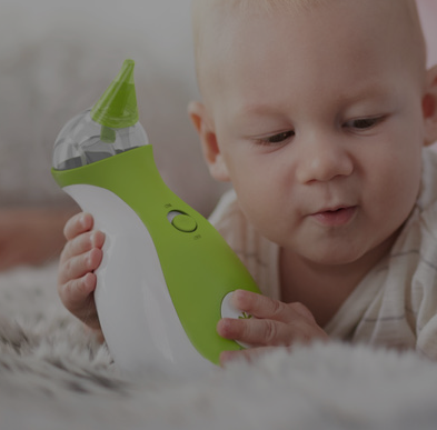 Spielen Sie das Video ab, das die Verwendung des tragbaren Baby Nasensaugers Nosiboo Go zeigt