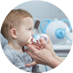 Una ORL pulisce il naso di un bambino con un aspiratore nasale sicuro, il Nosiboo Pro