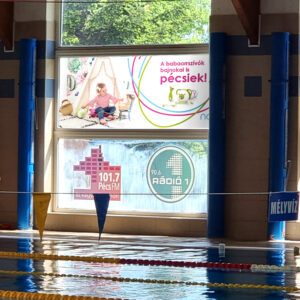 La pubblicità di Nosiboo nella vetrina di una piscina comunale.