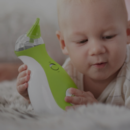 Spielen Sie das Video ab, das die Verwendung des tragbaren Baby Nasensaugers Nosiboo Go zeigt