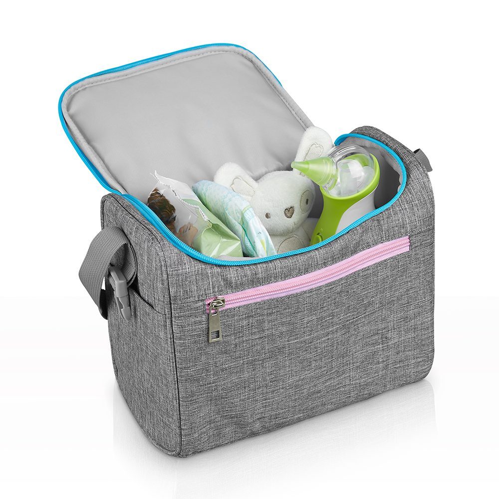Un sac à langer Nosiboo ouvert contenant le mouche-bébé portatif Nosiboo Go et d'autres accessoires pour bébé