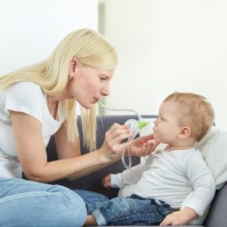 Anyuka, kisfia, orrtisztítás otthon a kanapén Nosiboo Eco kézi orrszívó használatával