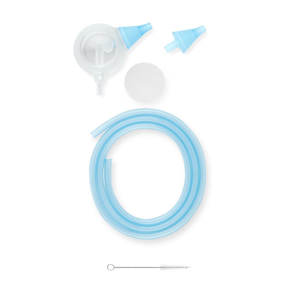 Elementy zestawu akcesoriów do aspiratora do nosa Nosiboo Pro w kolorze niebieskim: głowica Colibri, niebieska końcówka do nosa, element filtrujący, niebieski wężyk łączący, szczoteczka