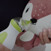 A Nosiboo Go hordozható orrszívó használatának bemutatása egy plüss játékon