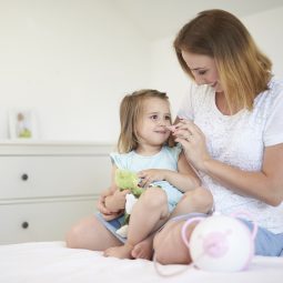 Apri un'immagine di una madre chi pulisce il naso di sua figlia con l'aiuto dell'aspiratore nasale elettrico Nosiboo Pro