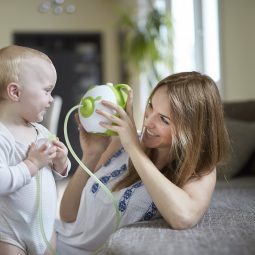 Afficher une photo en taille réelle d'un bébé et une mère heureux avec un mouche-bébé électrique Nosiboo Pro